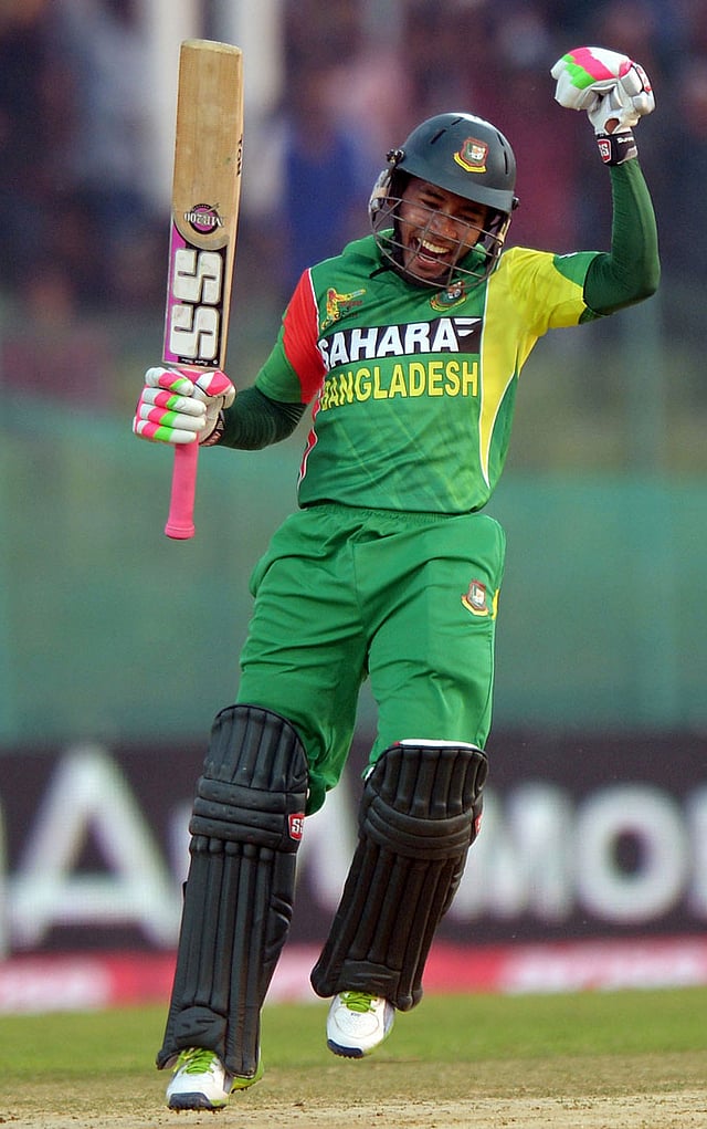 চাপ জয় করে ক্যারিয়ারের দ্বিতীয় সেঞ্চুরি স্পর্শ করলেন মুশফিক। ছবি: এএফপি