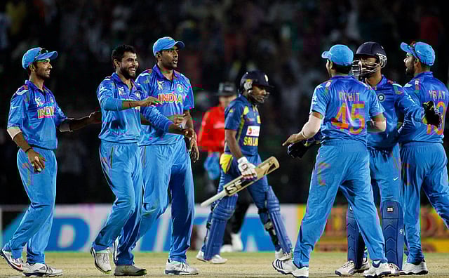 জয়াবর্ধনে ফিরছেন। উল্লাসে মেতেছে ভারত। ছবি: রয়টার্স।