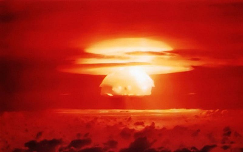 মার্শাল দ্বীপপুঞ্জের বিকিনি আটোলে ‘অপারেশন ক্যাসল ব্রাভো’ পরমাণু বিস্ফোরণে আকাশে ‘মাশরুম মেঘ’। ছবি: যুক্তরাষ্ট্র বিমানবাহিনী