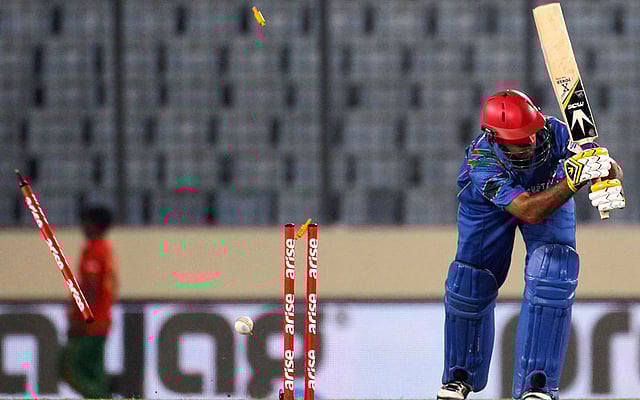 বোলাররা ভালোই লড়েছিলেন। কিন্তু লঙ্কান বোলিংয়ের সামনে দাঁড়াতেই পারেননি আফগান ব্যাটসম্যানরা। ছবি: রয়টার্স