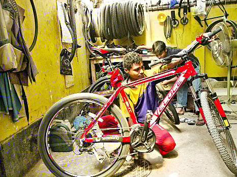 ঢাকায় বিভিন্ন জায়গায় পাবেন এমন সাইকেল সারানোর দোকান