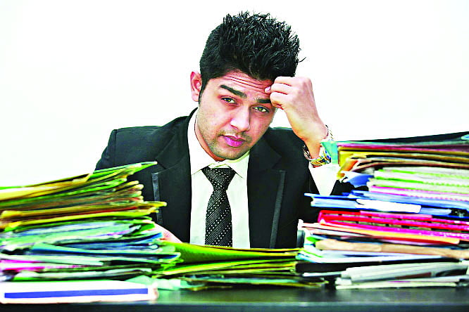 দুশ্চিন্তা বা চাপ থেকে হয় মাইগ্রেনের ব্যথা। মডেল: ইয়াসির। ছবি: অধুনা