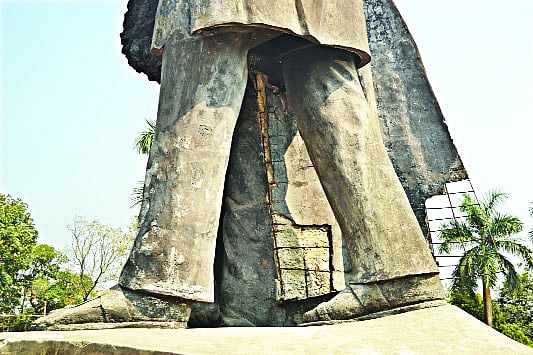 অমর একুশে ভাস্কর্যের পলেস্তারা ভেঙে পড়েছে,  ছবি: প্রথম আলো