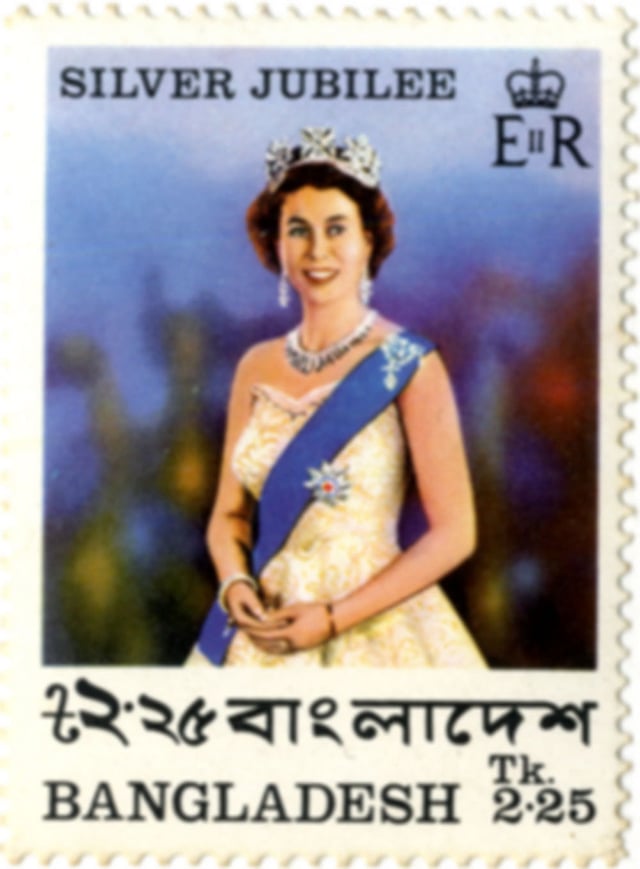 ব্রিটেনের রানি দ্বিতীয় এলিজাবেথের সিংহাসনে আসীন হওয়ার ২৫তম বার্ষিকীতে (১৯৭৭) বাংলাদেশ ডাক বিভাগ প্রকাশিত তিনটি ডাকটিকিটের একটি।