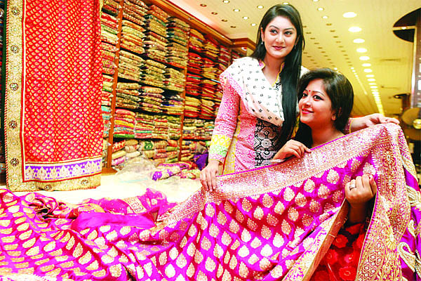 দুই বোনের মধ্যে সম্পর্কটা সহজ হলে ছোট বোনের আগে বিয়ে হওয়াটা কোন সমস্যই তৈরি করবেনা। নকশার আয়োজনে মডেল হয়েছেন শীতল ও অন্তরা। স্থান: মনে রেখো শাড়িজ। ছবি: খালেদ সরকার