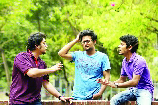 বন্ধুতে বন্ধুতে মনোমালিন্য হতেই পারে। সেটি পুষে না রেখে কথা বলুন বন্ধুর সঙ্গে। মডেল: সামির, সানি ও মির্জা। ছবি: সৈকত ভদ্র