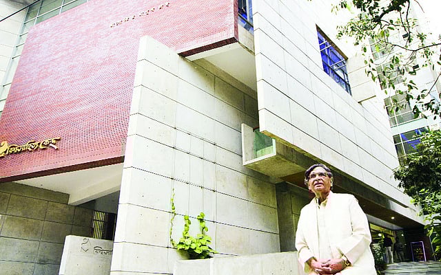 বিশ্বসাহিত্য কেন্দ্রের নবনির্মিত ভবনের সামনে আবদুল্লাহ আবু সায়ীদ। ছবি: সৈকত ভদ্র