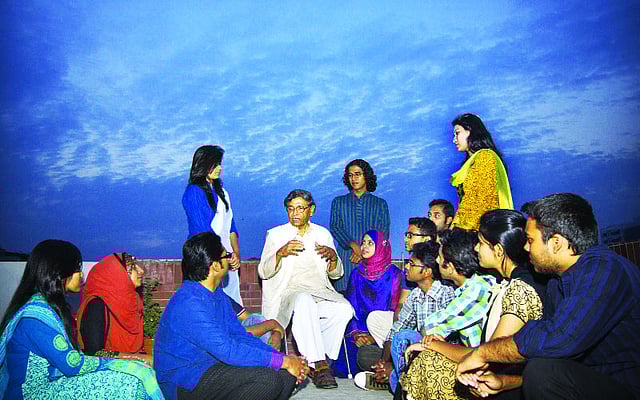 ছাদের ক্যাফেটরিয়ায় সভ্যদের সঙ্গে আবদুল্লাহ আবু সায়ীদ