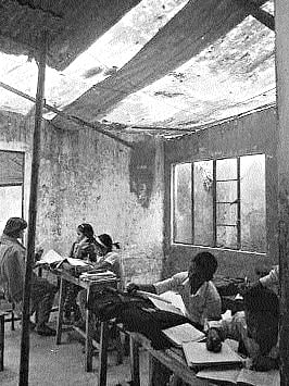 জরাজীর্ণ শ্রেণীকক্ষে চলছে পাঠদান  ।  ছবি: প্রথম আলো