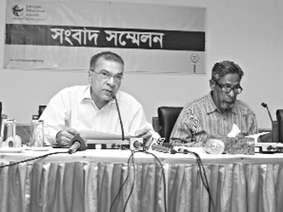 রাজধানীর সিরডাপ মিলনায়তনে গতকাল সংবাদ সম্মেলনে বক্তব্য দেন টিআইবির নির্বাহী পরিচালক ইফতেখারুজ্জামান। ডানে টিআইবির ট্রাস্টি এম হাফিজউদ্দিন খান । প্রথম আলো