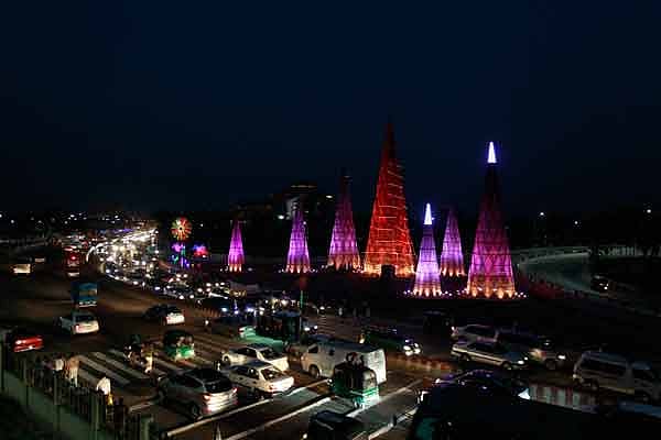 সন্ধ্যায় বীরসপ্তকে আলো জ্বলে ওঠার পর পাল্টে যায় চারদিকের রূপ। গত বুধবার ছবিটি তুলেছেন সাহাদাত পারভেজ
