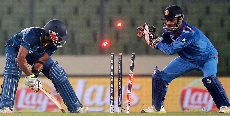 বল লাগলেই জ্বলে উঠছে স্টাম্প