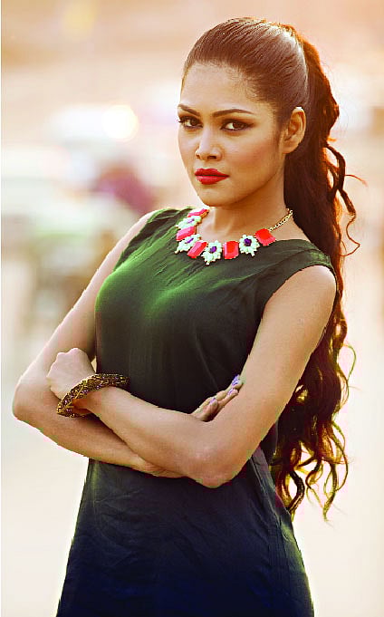 গলায় একটা বিব নেকলেস পরাই যথেষ্ট। মডেল: পিয়া, ছবি: নকশা