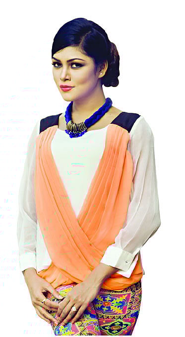 গলায় একটা বিব নেকলেস পরাই যথেষ্ট। মডেল: পিয়া, ছবি: নকশা