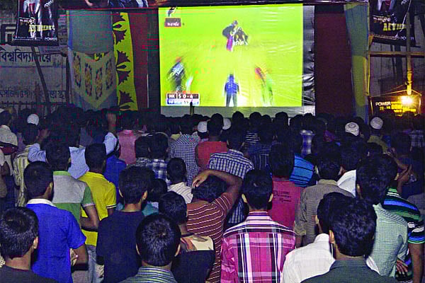 টিকিট পাইনি তাতে কী! সবাই মিলে খেলা দেখা চলছেই। ছবি: নকশা