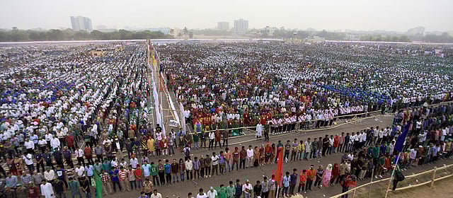 বিশ্ব রেকর্ড গড়ার লক্ষ্যে লাখো কণ্ঠে জাতীয় সংগীত গাওয়া হয়। ছবিটি আজ জাতীয় প্যারেড গ্রাউন্ড থেকে তোলা। ছবি: মনিরুল আলম