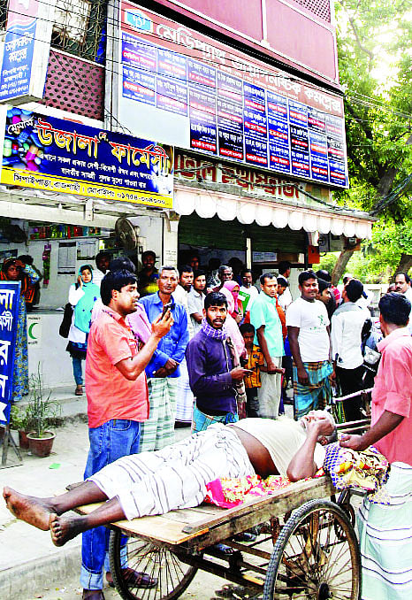 রোগী মৃত্যুর ঘটনায় স্বাচিপ নেতা ক্লিনিক মালিককে কারাগারে পাঠানোর প্রতিবাদে গতকাল রাজশাহী শহরে বেসরকারি হাসপাতাল, ক্লিনিক ও রোগনির্ণয়কেন্দ্রে চিকিত্সাসেবা বন্ধ ছিল। রোগনির্ণয়কেন্দ্রে চিকিত্সককে দেখাতে না পেরে রোগীকে বাড়ি নিয়ে যাচ্ছেন স্বজনেরা। ছবিটি বিকেলে রাজশাহী মেডিকেল কলেজ হাসপাতালের সামনে থেকে তোলা । প্রথম আলো