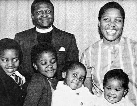 ডেসমন্ড টুটু, তাঁর স্ত্রী নোমালিজো লিয়া শেনজানে ও সন্তানেরা। ছবি: দ্য গার্ডিয়ান