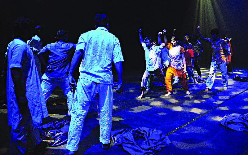 যুদ্ধ পূরাণ নাটকের দৃশ্য