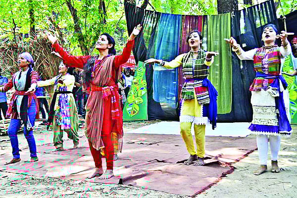 বিশ্বকাপে জহুর আহমেদ চৌধুরী স্টেডিয়ামে স্বেচ্ছাসেবক হিসেবে কাজ করা একদল তরুণ-তরুণী । সৌরভ দাশ