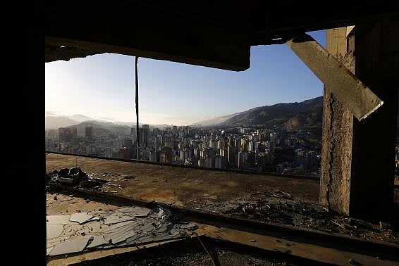 ডেভিডের টাওয়ারের ৪৪ তলা থেকে দূরে আভিলা পর্বতমালাসহ কারাকাস নগরের দৃশ্য। ছবি: রয়টার্স