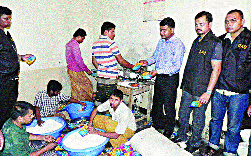 নকল রাইস স্যালাইন তৈরির অভিযোগে গতকাল রাজধানীর উত্তর বাড্ডার সাঁতারকুলের এই কারখানাটি সিলগালা করে দেয় র্যাব ছবি প্রথম আলো