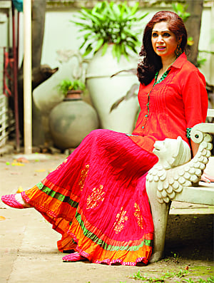 বন্ধুদের আড্ডায় পরেন স্কার্ট। ছবি: কবির হোসেন