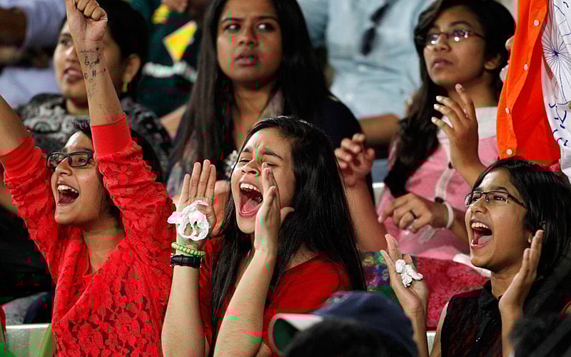 দেশের সাফল্যে গ্যালারিতে উল্লসিত দর্শকেরা। মাঠের মতোই এ উল্লাস চলে বাড়িতে, কর্মস্থলে, রাস্তাঘাটে, সব খানেই।