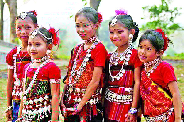 পাহাড়ে নববর্ষ বরণের প্রস্তুতি চলছে জোরেশোরে। রাঙামাটিতে বিজু উপলক্ষে ঐতিহ্যবাহী সাজে আদিবাসী শিশুরা ষ সুপ্রিয় চাকমা