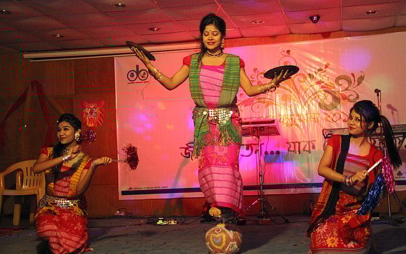 ড্যাফোডিল ইন্টারন্যাশনাল ইউনিভার্সিটির বন্ধু উত্সবের শেষ দিনে আজ রোববার নৃত্য পরিবেশন করেন বন্ধুসভার সদস্যরা। ছবি: প্রথম আলো