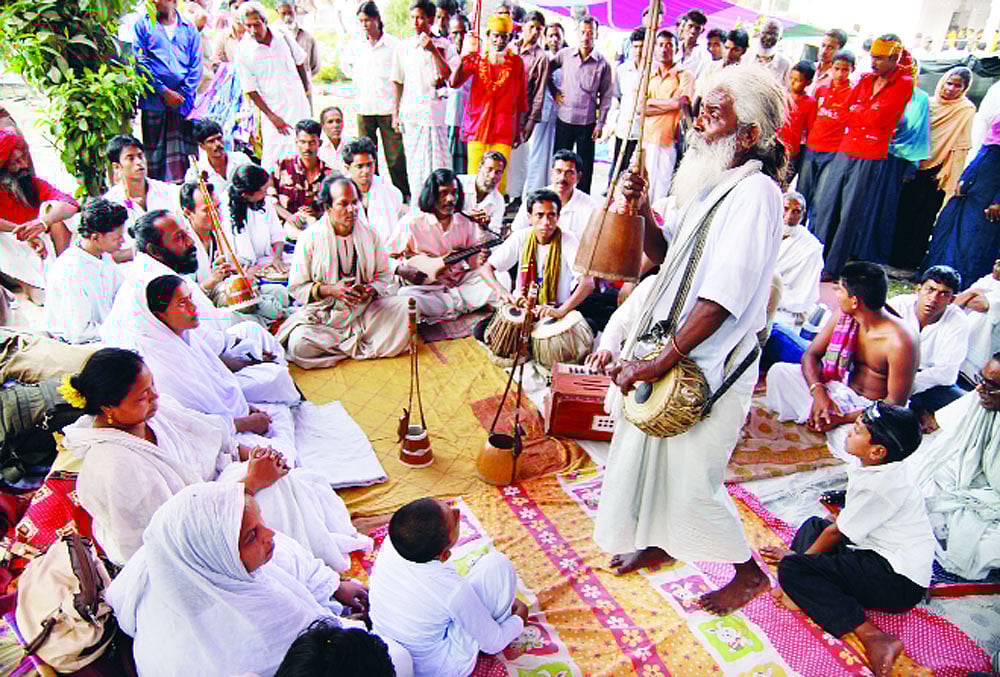 ছেঁউড়িয়ার লালন উত্সবে গাইছেন বাউলেরা। ছবি: কবির হোসেন