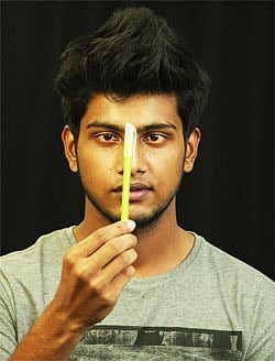 চোখ ভালো রাখতে করতে পারেন ব্যায়াম। মডেল: মাহাদি। ছবি: অধুনা