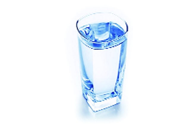 সকালে ঘুম থেকে উঠেই পর পর দুই গ্লাস পানি খান। সারা দিনে অন্তত আরও দেড়-দুই লিটার। গলা, জিব শুকিয়ে আসা, মাথাব্যথা, মাথা ঝিমঝিম করা বা প্রস্রাবের পরিমাণ কমে যাওয়া বা প্রস্রাবের রং গাঢ় হওয়া ইত্যাদি পানিশূন্যতার লক্ষণ।