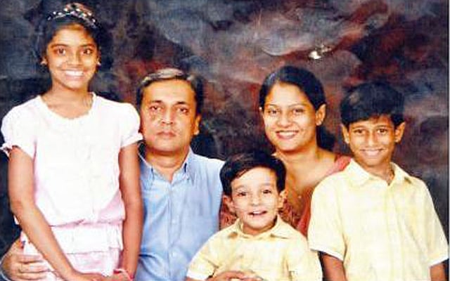 তিন সন্তানসহ আবু বকর সিদ্দিক-সৈয়দা রিজওয়ানা হাসান দম্পতি। ছবি: সংগৃহীত