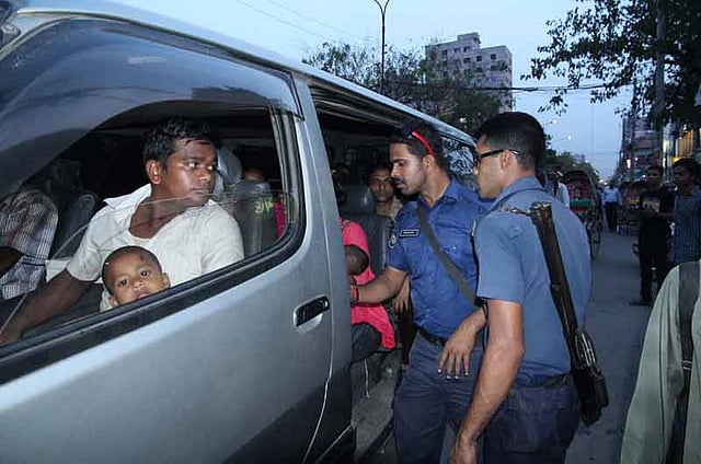 বেলার প্রধান নির্বাহী সৈয়দা রিজওয়ানা হাসানের অপহূত স্বামী আবু বকর সিদ্দিকের খোঁজে পুলিশ তল্লাশি চৌকি বসিয়ে যানবাহনে তল্লাশি চালাচ্ছে। ছবিটি আজ বুধবার নারায়ণগঞ্জ শহরের বঙ্গবন্ধু সড়ক থেকে তোলা। ছবি: পাপ্পু ভট্টাচার্য্য