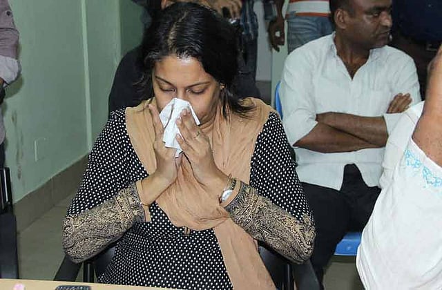 ব্যবসায়ী স্বামী আবু বকর সিদ্দিককে অপহরণের খবরে কান্নায় ভেঙে পড়েন বেলার প্রধান নির্বাহী সৈয়দা রিজওয়ানা হাসান। ছবিটি আজ বুধবার নারায়ণগঞ্জ শহরে পুলিশ সুপারের কার্যালয় থেকে তোলা। ছবি: পাপ্পু ভট্টাচার্য্য