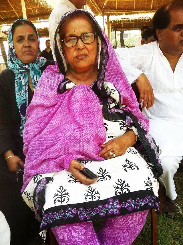 নারায়ণগঞ্জ পুলিশ সুপার কার্যালয়ের সামনে আবু বকর সিদ্দিকের মা মঞ্জুরা জলিল। ছবি: প্রথম আলো