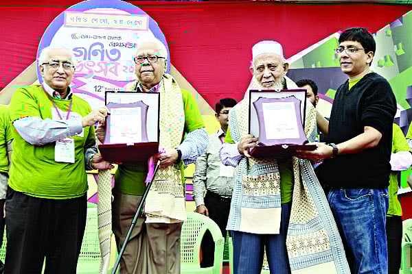 আজীবন সম্মাননা পেলেন অধ্যাপক খোদাদাদ খান ও অধ্যাপক লুত্ফুজ্জামান