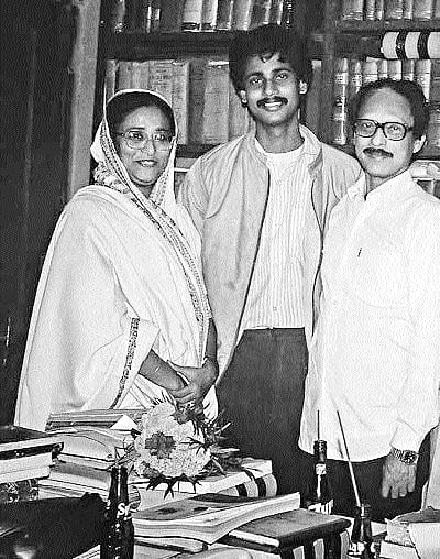 প্রধানমন্ত্রী শেখ হাসিনা, আশফাক আমিন (আমিনুল হকের বড় ছেলে) ও আমিনুল হক। ১৯৯১ সালে তোলা ছবি।  ছবিটি আশফাক আমিনের সৌজন্যে পাওয়া