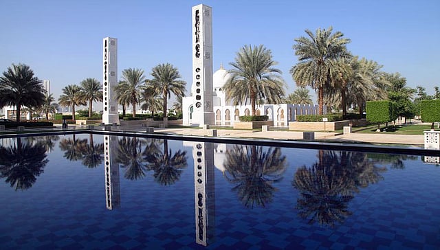 মসজিদ প্রাঙ্গণে শেখ জায়েদের সমাধিসৌধ, আবুধাবি। ছবি: বিবিসি