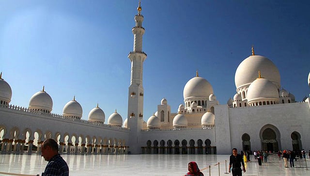 শেখ জায়েদ মসজিদের কেন্দ্রীয় চত্বর। ছবি: বিবিসি