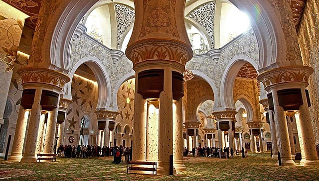 শেখ জায়েদ মসজিদের প্রধান নামাজঘর। ছবি: বিবিসি