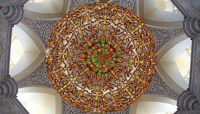 শেখ জায়েদ মসজিদের প্রধান হলঘরের ঝাড়বাতি। ছবি: বিবিসি