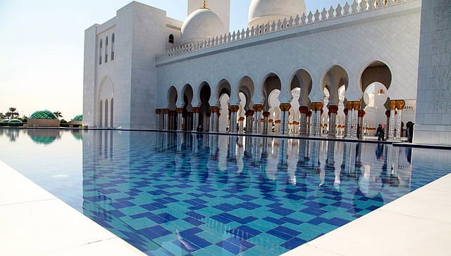 শেখ জায়েদ মসজিদের জলছবির চৌবাচ্চা। ছবি: বিবিসি