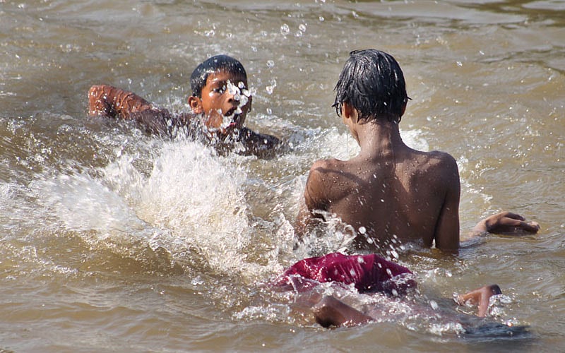 প্রচণ্ড গরমে জনজীবন অতিষ্ঠ। স্বস্তির আশায় রাজধানীর ক্রিসেন্ট লেকে শিশুদের দাপাদাপি। ছবিটি আজ বৃহস্পতিবার তোলা। ছবি: ফোকাস বাংলা