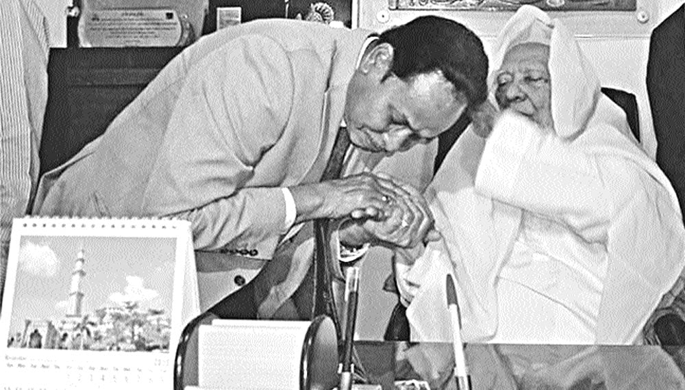 আল্লামা শফীর দোয়া নিচ্ছেন মহাজোটের শরিক জাতীয় পার্টির প্রধান এরশাদ