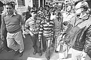 গণধর্ষণের দায়ে অভিযুক্তদের আটক করে নিয়ে যাচ্ছে পুলিশ  ছবি: রয়টার্স