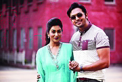 ছুঁয়ে দিলে মন ছবির অনুষ্ঠানের ফাঁকে মম ও আরিফিন শুভ, ছবি: প্রথম আলো