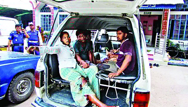 অ্যাম্বুলেন্সের ভেতরে বন্দুকযুদ্ধে আহত শিবিরের কর্মী আবদুল গফুর (সাদা জামা), তাঁর পাশে আজিজুল ইসলাম এবং অপর পাশে ইমরান হোসেনসহ অন্য নেতা-কর্মীরা । ছবি: প্রথম আলো