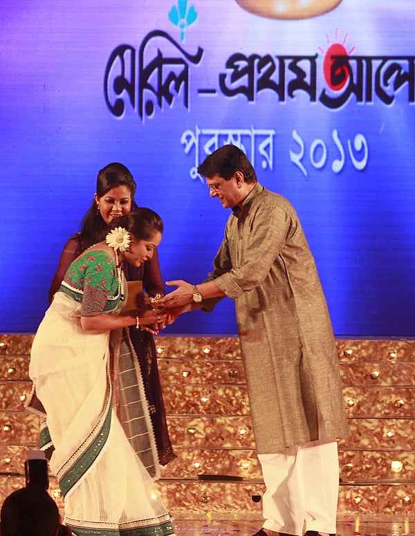 মেরিল-প্রথম আলো পুরস্কারের সমালোচক বিভাগে সেরা চলচ্চিত্র অভিনেত্রী নির্বাচিত হয়েছেন নাজনীন হাসান চুমকী (বাঁয়ে)।
